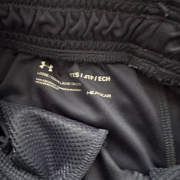 Under Armour Boys Shorts YXS- Navy/neon yellow - Picture 2 of 2